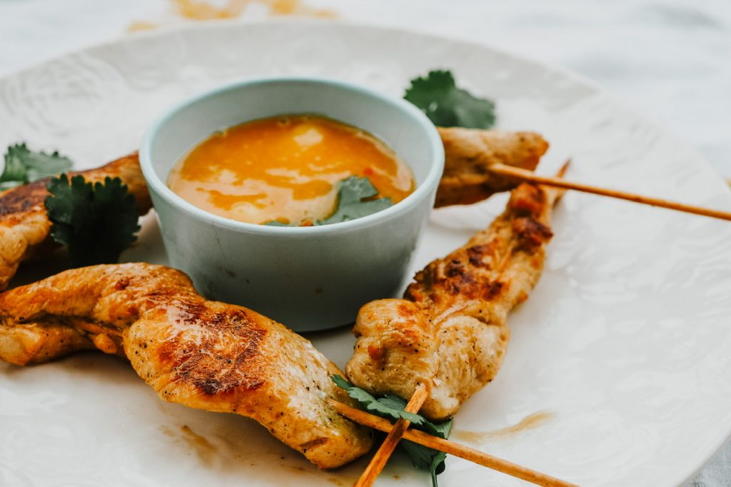 Satays z piersi kurczaka z pikantno – słodkim sosem z mango