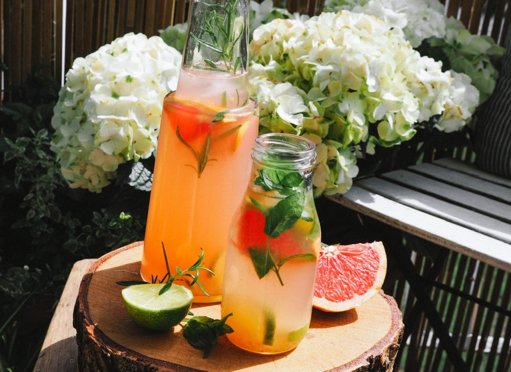 Lemoniada z sokiem z grapefruita, limonki, imbiru i ziół
