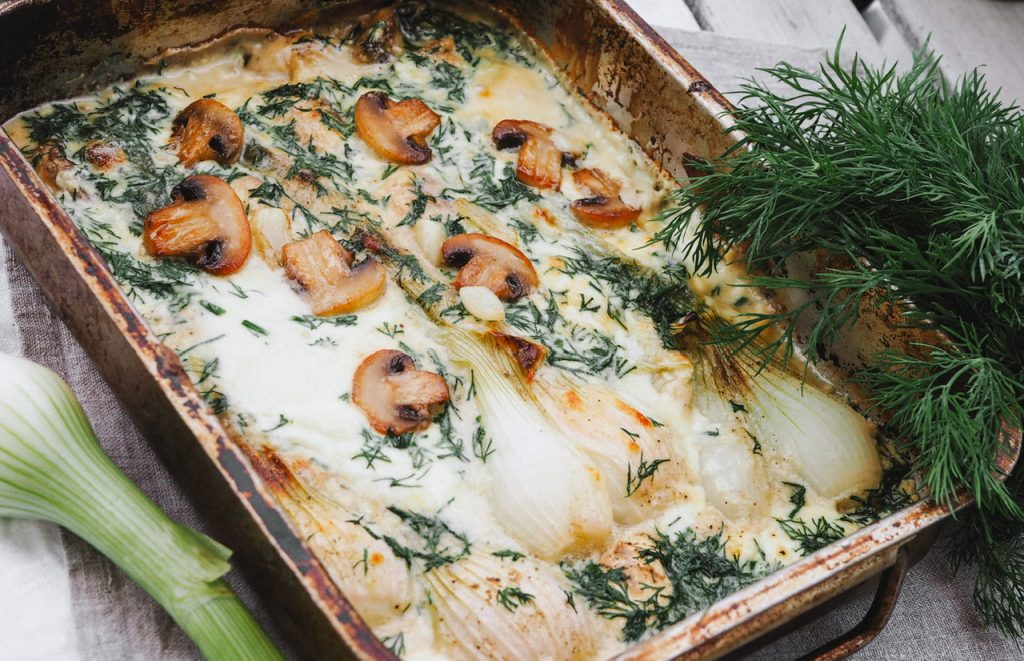 Pieczona młoda cebula w sosie z gorgonzoli