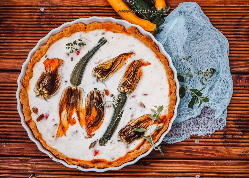 Tarta z kwiatami cukinii z farszem z serka koziego i kurek