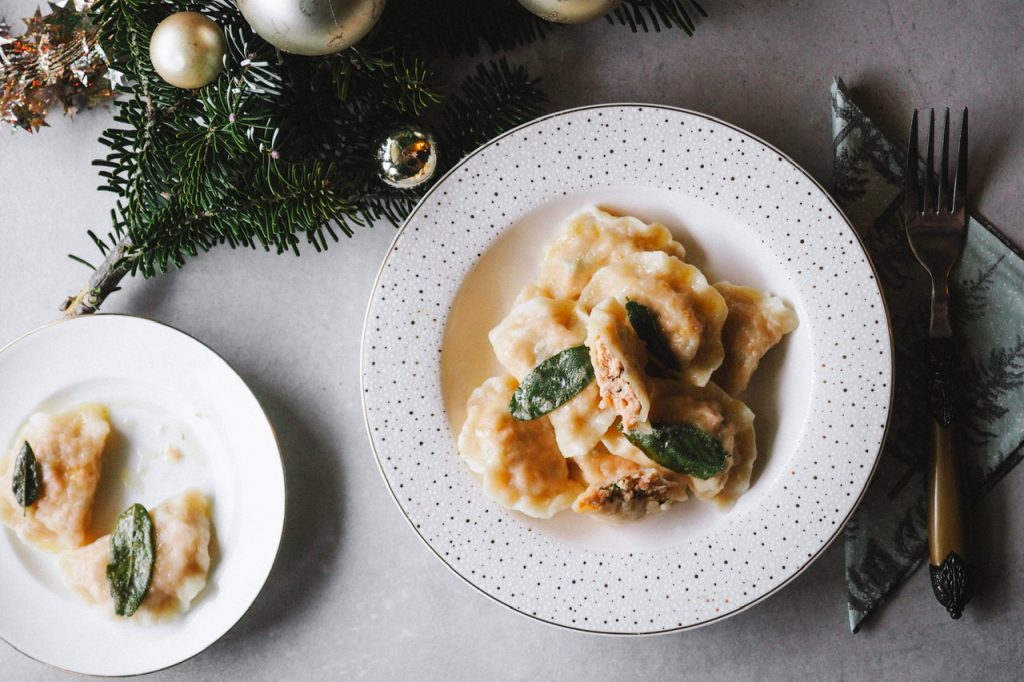 Pierogi z farszem z łososia z szałwią w palonym maśle