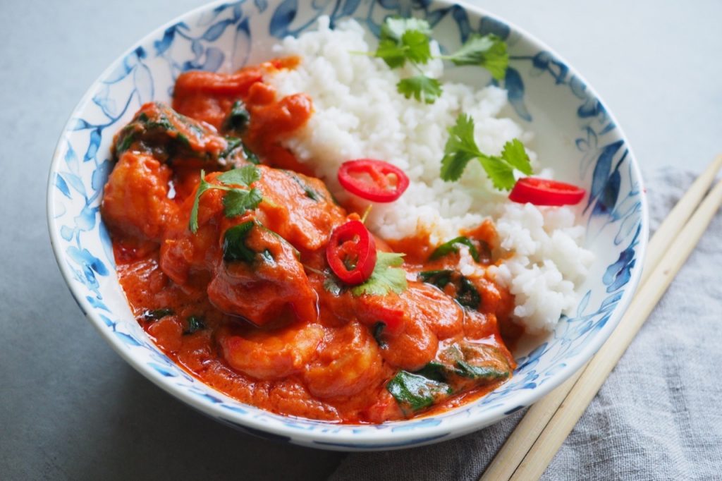 Krewetki w czerwonym curry ze szpinakiem