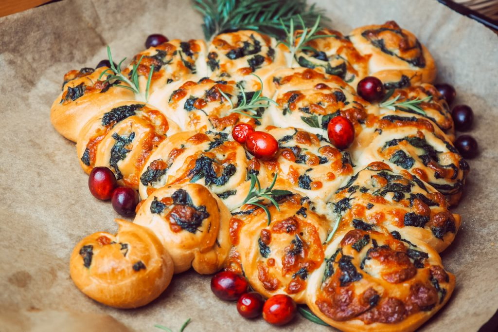 Choinka drożdżowa ze szpinakiem i serem mozarella