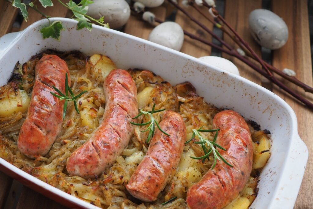 Biała kiełbasa pieczona z ziemniakami i cebulą