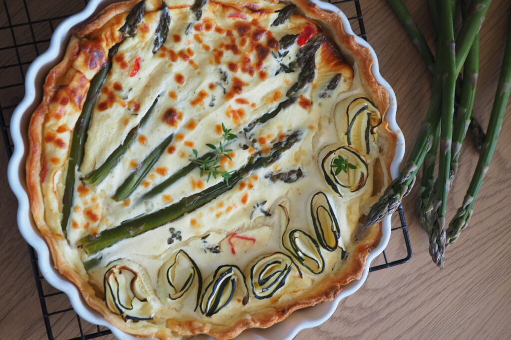 Tarta ze szparagami i cukinią w aromacie tymianku