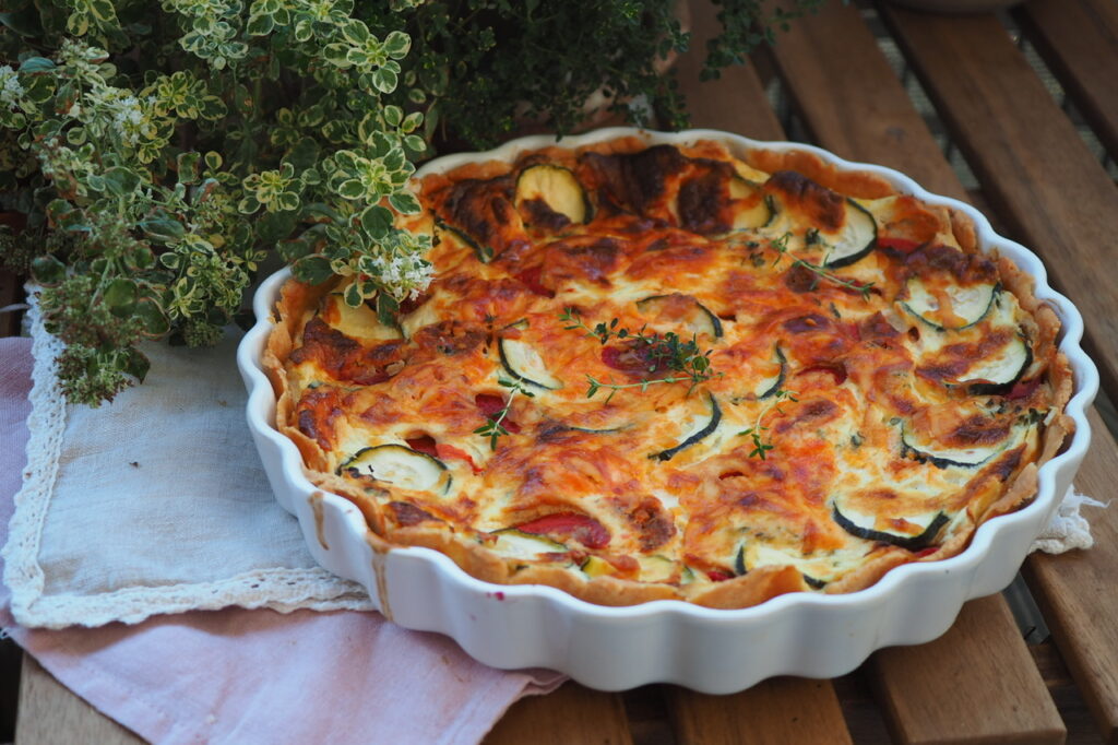 Tarta z chorizo, cukinią i pieczoną papryką