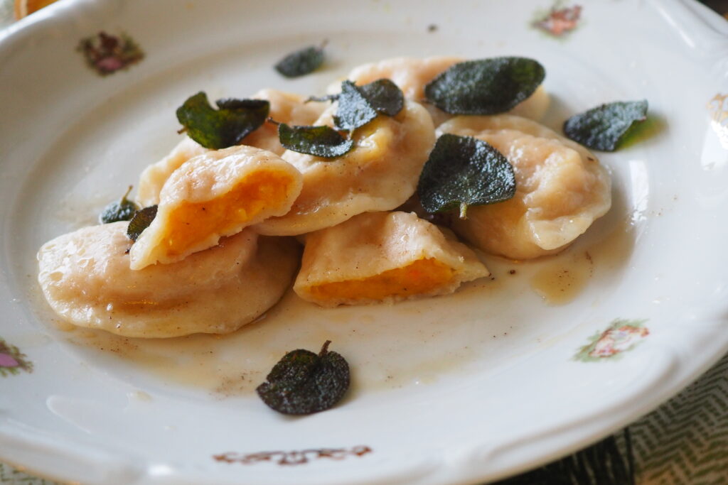 Pierogi z farszem z dyni i  bryndzy  z szałwią i palonym masłem