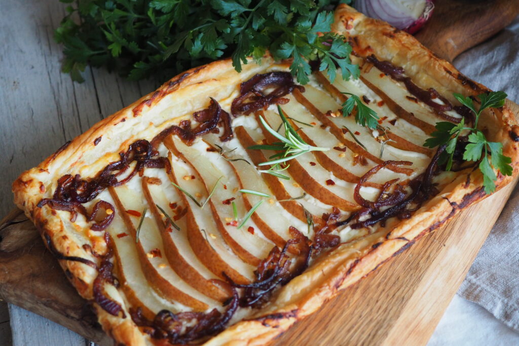 Tarta z gruszkami, serem kozim, karmelizowaną cebulą na francuskim cieście