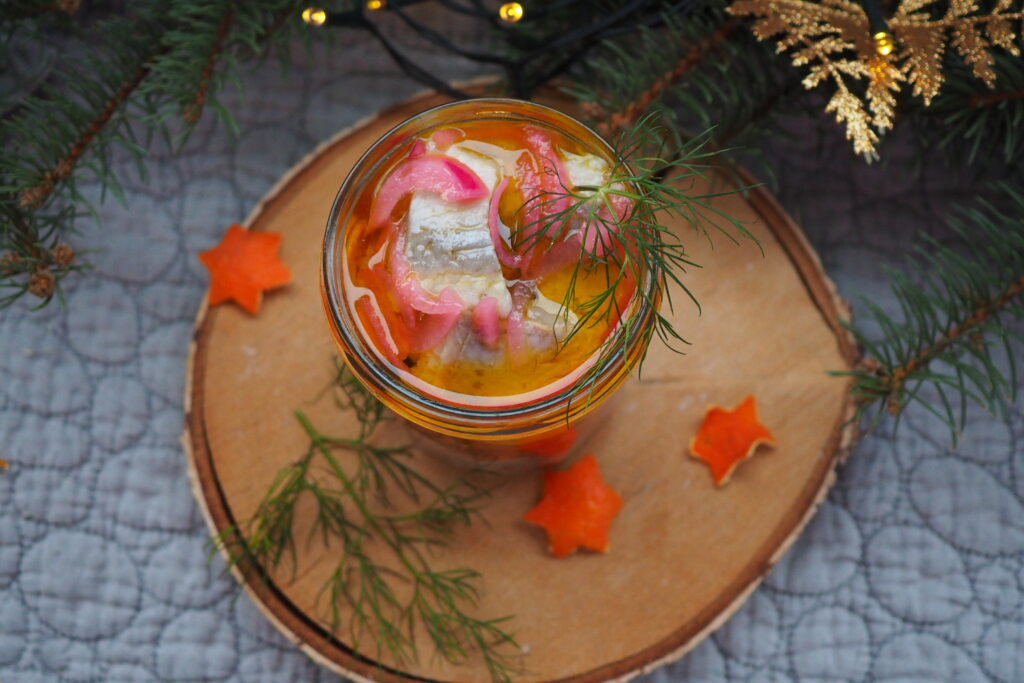 Śledzie świąteczne z aromatyczną marynowaną, czerwoną cebulą
