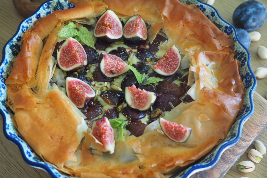 Tarta z ciasta filo z kremem pistacjowym i śliwkami