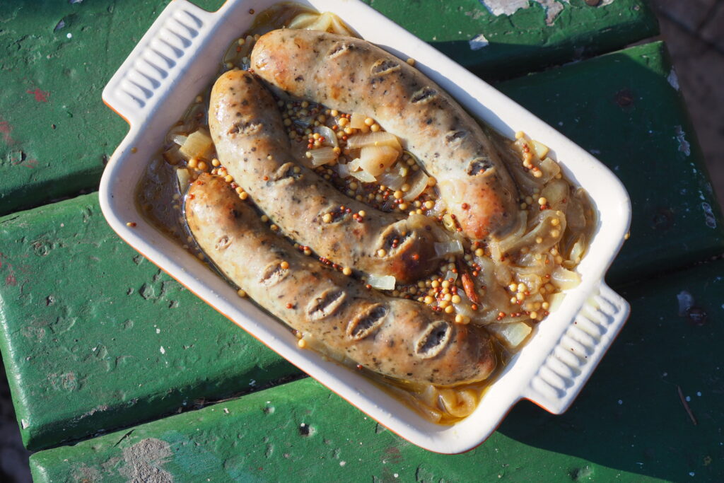 Biała kiełbasa pieczona z cebulą i musztardą francuską