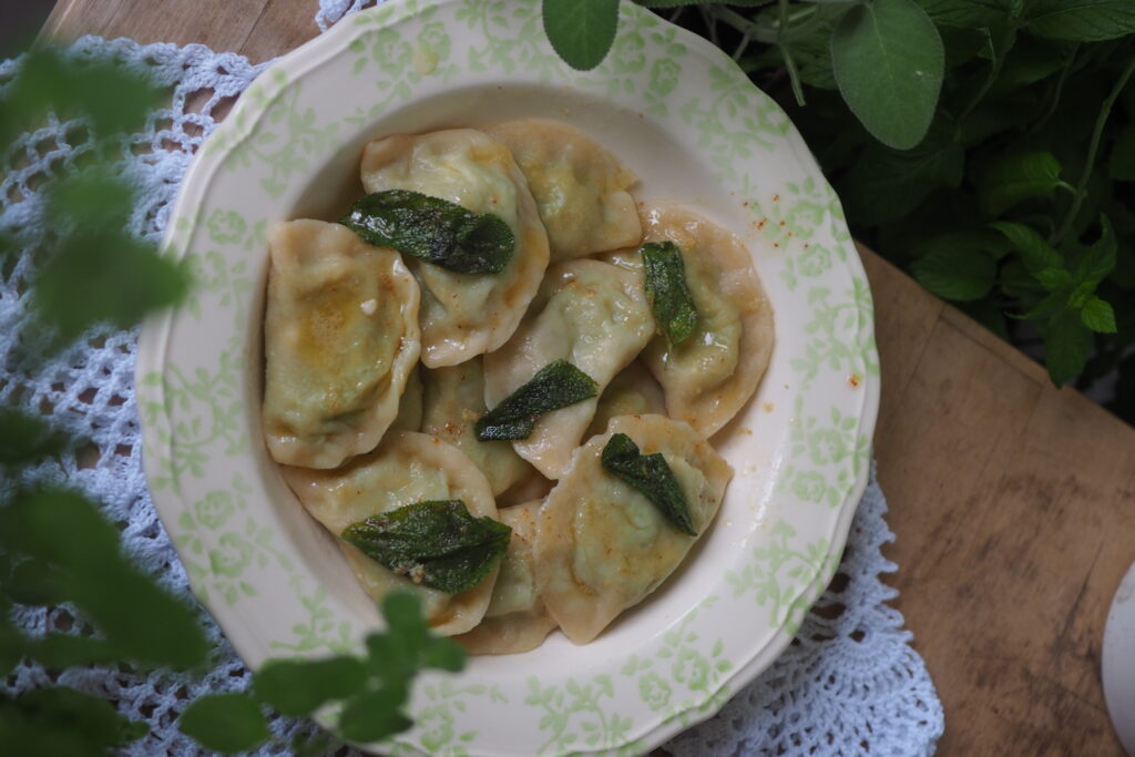 Pierogi z farszem z bobu i fety i ciastem z mąki orkiszowej